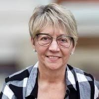 Doris Ferraro's Instagram, Twitter & Facebook