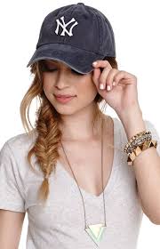30 Stylish Ways To Wear Baseball Cap For Girls Baseball Cap Hairstyles Hat Hairstyles Baseball Hat Hairstyles