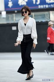 '월간 집'은 리빙 잡지사인 '월간 집' 에디터이자 내 집 마련을 꿈꾸는 10년 차 직장인 나영원(정소민 분)과 '월간 집' 대표이자 부동산 투자 전문가 유자성(김지석)의 로맨스를 그린다. ì‹¤ë¬¼ ë³´ìŠ¤ ì •ì†Œë¯¼ ì–¼êµ´ ì–¼ë§ˆë‚˜ ìž'ìœ¼ë©´ í•œê²½ë‹·ì»´