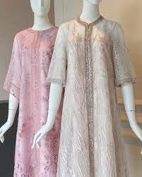 Gamis tidak hanyak untuk wanita, namun ada juga model gamis lelaki terbaru yang modelnya terusan. 82 Ide Pregnant Look Pakaian Wanita Pakaian Pesta Model Pakaian