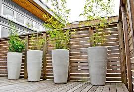 Un brise vue , une canisse ou une haie artificielle sont très pratiques pour préserver votre intimité. Bambou En Pot Brise Vue Naturel Et Deco Sur La Terrasse