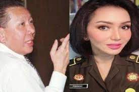 Terdakwa dugaan suap dan tindak pidana pencucian uang terkait kepengurusan fatwa untuk djoko tjandra di mahkamah agung, pinangki sirna malasari (tengah) saat sidang lanjutan di pengadilan tipikor jakarta, senin (2/11/2020). Ditetapkan Sebagai Tersangka Kasus Djoko Tjandra Profil Jaksa Cantik Pinangki Istri Perwira Polisi Kaya Raya Tercatat Hartanya Rp 6 8 Miliar Semua Halaman Grid Star