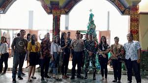 Tidak lepas daripada itu setiap tahun selalu ada tema natal bersama seluruh gereja se indonesia yang di siapkan oleh pgi. Pengamanan Misa Malam Tahun Baru Di Gereja Katolik Hati Kudus Tuhan Yesus Kec Batang Tarang Kabar Sanggau