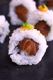 Within the fat content, a spicy salmon roll contains 2 g of saturated fat, 0 g of trans fat, 0 g of polyunsaturated fat and 0 g of monounsaturated fat. Spicy Salmon Roll Recipe