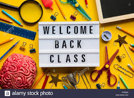 Welcome back class lightbox mensaje sobre un fondo de color amarillo  brillante Fotografía de stock - Alamy