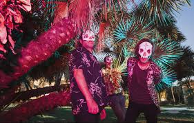Tre allegri ragazzi morti (three cheerful dead boys in italian, often stylized as tarm) is an italian indie rock band formed in pordenone, friuli venezia giulia, in 1994. Sono 25 Anni Che I Tre Allegri Ragazzi Morti Difendono I Mostri Dalle Persone Rolling Stone Italia
