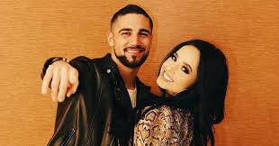 El fin de semana en un lago de una adolescente que pasa unos días con su padre toma un rumbo inesperado cuando un grupo de convictos aparece de súbito en sus vidas. Who Is Becky G Dating Details On The Singer S Beau And Past Loves