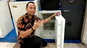 Harga brankas chubb cobra executive b size 2, brankas tinggi 60 cm tahan api. Review Brankas Chubb Safes King Cobra Youtube