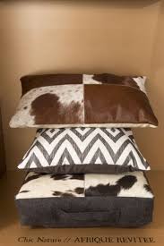 Un Coussin En Cuir Avec Effet Peau De Vache Pour Un Salon Tendance Afrique Afrique Coussins En Cuir Salon Tendance Et Decoration Interieure