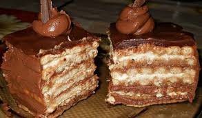 Așezăm uniform un strat de biscuiți, pe un platou. Bucataras Ro Tort De Biscuiti Simplu Si Bun Facebook