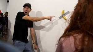 Art basel hong kong, opening at the hong kong convention & exhibition centre and online • vip days: Art Basel Kunstler Isst 120 000 Dollar Bananen Installation Auf