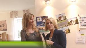 In 2018 stellte der anbieter rund 1.940 häuser fertig und zählt nach stückzahlen zu den größeren anbietern. Massa Haus Verkaufsberater Im Interview Karrierechance Bei Massa Haus Youtube