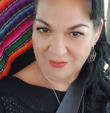 Como no he de alabarte, si eres Rey de mi universo. El aire que me da vida  y de mis gratos momentos. Eres mi luz del día, la razón de mi existencia;