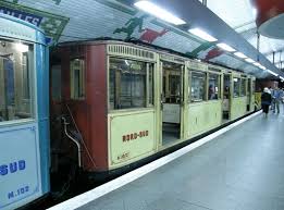 Paris Metro Or Metropolitain A Nord Sud Sprague Thomson Train With Blue 2nd Class And Yellow 1st Class Cars Metro Parisien Metro Paris Vieux Paris