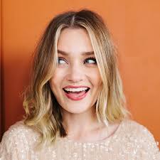 Laura Bradshaw's Instagram, Twitter & Facebook