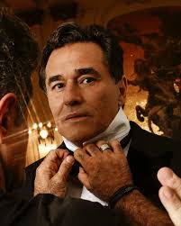 Um dos nomes mais fortes da moda masculina no Brasil, a  @camargo_alfaiataria celebrou seus 20 anos com o desfile Legacy, realizado  segunda-feira no Theatro Municipal de São Paulo. A coleção reafirma a