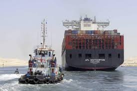 Quatro lagos fazem parte de seu trajeto: Canal De Suez Premier Test Pour La Seconde Voie