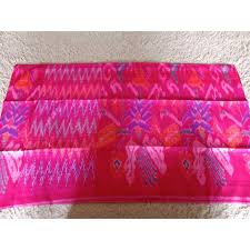 Lipa sabbe adalah sebuah sarung yang terbuat dari benang sutra yang di tenun menggunakan walida dan bola bola. Beli Sarung Asli Sutra Sabbe Bugis Seetracker Indonesia