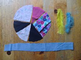 Deze pietenmuts vonden de kinderen erg leuk om te maken. Zelf Een Pietenmuts Maken Voor Pop Een Cirkel Maken Van Allemaal Stukjes Stof Een Rand Van Minimaal 3 Cm Breed Om Later Het Patronen Naai Ideeen Sinterklaas