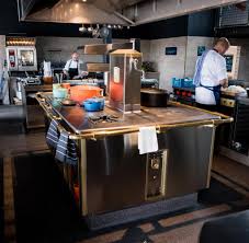 Im Restaurant 100 200 Wird Gegessen Was Auf Den Tisch Kommt Welt