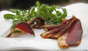 The traditional magret de canard recipe was developed in the southwest of france and by michelin starred chef, andré daguin, who added it to his menu at the hôtel de france in auch in 1959. Recette Du Magret Seche Maison Recette Conseils Astuces Les Epices Rient