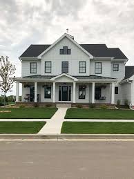 Black And White House Exterior One Story Modern Home Trends I M Loving House Exterior Modern House Exterior Farmhouse Exterior