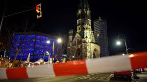 Dezember 2016, um 20.02 uhr in den weihnachtsmarkt auf dem breitscheidplatz an der berliner gedächtniskirche nahe dem bahnhof zoo. Nach Terror Angst Am Breitscheidplatz Polizei Nennt Neue Details Welt