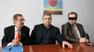 Józef pinior udzielający wywiadu w sejmie (2014) józef pinior na demonstracji kod we wrocławiu (2015) józef pinior przemawiający podczas 10. Toksyczny Cien Piniora Kim Jest Jaroslaw W