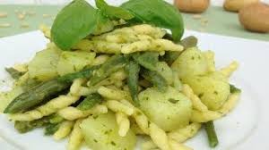 La pasta al pesto di basilico è un primo piatto tipico della liguria, molto saporito e gustoso. Trofie Al Pesto Con Fagiolini E Patate Ricetta Ligure Youtube