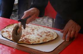 Cuire à four très chaud ou si possible à four ouvert dans un ancien four à pain à la chaleur des flammes 'flambant' la tarte. Strasbourg Installation De Fours A Bois Pour Des Tartes Flambees Toujours Plus Sympas