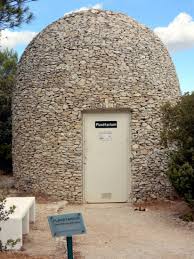 Les émissions, réalisées en france et à l'étranger, racontent l'histoire d'un pays, d'une civilisation, d'une période ou de personnages emblématiques…. Du Planetarium Dans Une Boire Ou Capitelle Au Pastiche De Cabane En Forme De Casque Macedonien En Pointe Christian Lassure