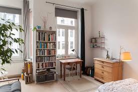 Helles Wg Zimmer In Schoner Altbauwohnung Mit Bucherregal Schreibtisch Und Grosser Kommode Fur Mehr Stauraum Organisation Wg Zimmer Zimmer Zimmer Einrichten