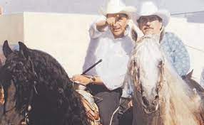 Roberto sandoval, exgobernador de nayarit, fue detenido en nuevo león, acusado de operaciones con recursos de procedencia ilícita. El Exgobernador De Nayarit Roberto Sandoval Y Su Caballo Disecado