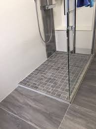 Bodenebene Dusche Mit Glasduschwand Fliesen Bodenfliesen Mosaikfliesen Dusche Bodenebene Behindert Mosaik Fliesen Dusche Badezimmer Mit Dusche Duschboden