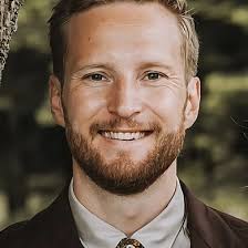 Logoet fra podcasten på armen gør Thomas stolt