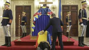 Cu toți cei șase patriarhi de până acum ai bisericii ortodoxe române: RÄƒmas Bun Majestate Regele Mihai A Fost Inmormantat AlÄƒturi De SoÈ›ia Sa Regina Ana In Necropola RegalÄƒ Stirileprotv Ro