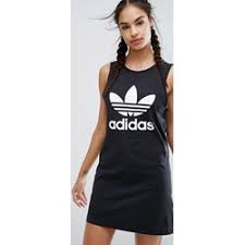 Un grazioso vestito lungo vivacizzato da dettagli a coste davvero belli, con una stampa tropicale che profuma d'estate. Adidas Originals Vestito Canotta Nero Con Trifoglio Nero Stileo It