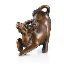 Netsuke were invented out of the necessity of preventing items that were hung on the person and carried netsuke — small, finely carved figures in ivory, wood, bone, lacquer, metal and porcelain. Handgeschnitzte Netsuke Ochse Statuen Skulpturen Museum Selection