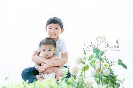 𝕙𝕖𝔸𝕣𝕥𝕜𝕠𝕣𝕦 3dマタニティペイント 考案 はinstagramを利用しています まだまだ柔らかい体の弟くん 生まれて初めてお兄ちゃんだけに支えられて撮影した思い出たっぷりの兄弟ショット もちろん周りでスタッフやママパパ ベビーフォト