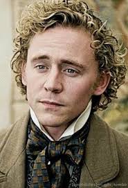 Tom Hiddleston And His Natural Hair He Needs To Have This Look In More Of His Films Tom Hiddleston Thomas William Hiddleston Toms