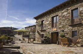 Se quedaron a vivir en la hiruela, después de ver el pueblo anunciado en un periódico. Casa Aldaba Casa Rural En La Hiruela Madrid