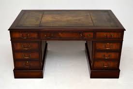Sehr schöner alten schreibtisch eiche massiv mit drei schubladen. Imposanter Antiker Schreibtisch Mahagoni