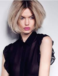 Les Coupes Au Carre Qui Rajeunissent Carre Plongeant Cheveux Ondules Carre Court Ondule Avec Frange Carre Plongeant Cheveux
