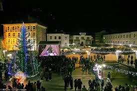 Sa nu inchizi fereastra ca poate vin in seara asta: Targul De CrÄƒciun La NeamÅ£