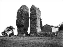 Les Deux Piles Du Tourillon De L Aqueduc De L Yzeron A Craponne Est L Un Des Quatre Aqueducs Antiques De Lyon Desservant La Vill Empire Romain Rhone Patrimoine