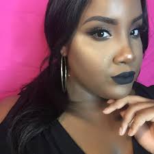 Laura Badura wearing True Brown K Lip Kit 💋 Back