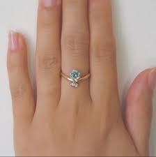 Makna cincin di tangan kanan lifestyle kompas com kompas com biasanya orang yang sudah menikah memakai cincin kawin mereka di jari manis tangan kiri meski sebagian merasa lebih nyaman memakainya di tangan kanan. Menyematkan Cincin Di Jari Tertentu Punya Makna Berbeda Merahputih