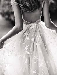 Scopri ricette, idee per la casa, consigli di stile e altre idee da provare. Bridal Trend 2019 Galaxy Dresses Fur Unvergessliche Sternstunden Magazin Iamyours Gmbh