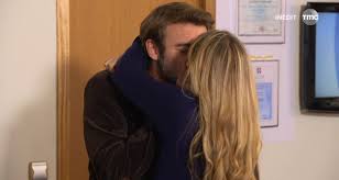 Une bonne nouvelle pour john et pierre qui sont sous le charme de bénédicte. Les Mysteres De L Amour Peter Propose Un Plan A Trois A Helene Qui Embrasse Nicolas Les Audiences De Tmc Grimpent Toutelatele