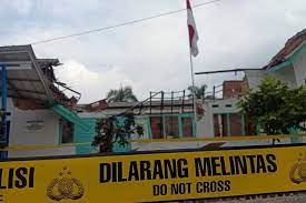 Awal rute perjalanan = pekalongan. Atap Kantor Bnn Sukabumi Tiba Tiba Ambruk 5 Pegawai Luka